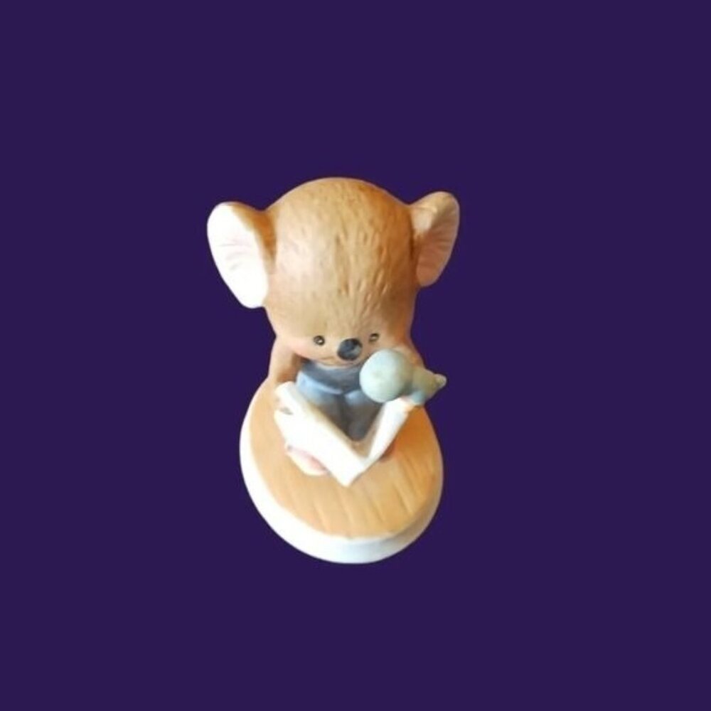 Vtg Lefton Figurine mouse reading the newspaper